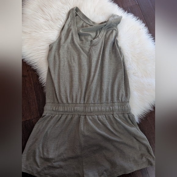 Aritzia WILFRED Free Izabel Olive Green Romper Shorts Sleeveless Tank M Medium - Picture 9 of 9